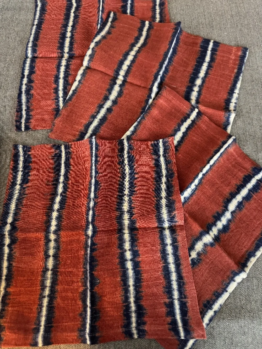 NWOT, ROOST, BEAUTIFUL, 100% LINEN SHIBORI NAPKINS IN RUST LINES S/4